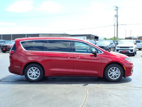 Used 2026 Chrysler Pacifica Select FWD image 2