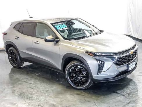 Used 2024 Chevrolet Trax LS FWD image 6