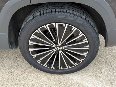 Used 2025 Volkswagen Taos SE FWD image 30