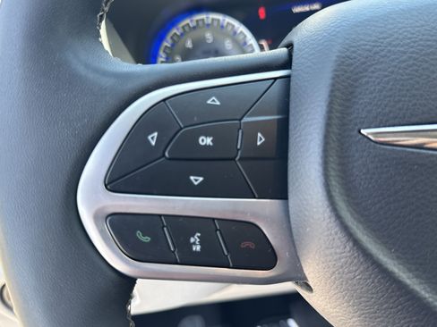 Used 2023 Chrysler Pacifica Touring-L FWD image 31