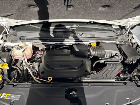 Used 2023 Chrysler Pacifica Limited image 32