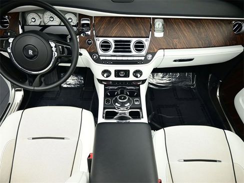 Used 2016 Rolls-Royce Dawn image 7