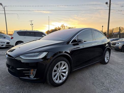 Used 2018 Tesla Model X 75D image 1