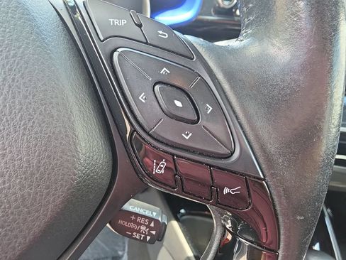 Used 2020 Toyota C-HR XLE FWD image 18