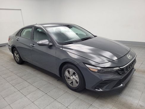 Used 2025 Hyundai Elantra SE FWD image 13