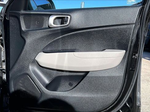 Used 2021 Hyundai Venue SEL image 21