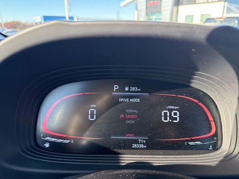 Used 2024 Hyundai Venue SEL FWD image 21