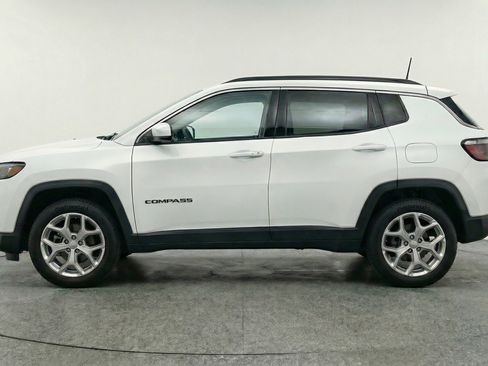 Used 2025 Jeep Compass Latitude AWD/4WD image 5