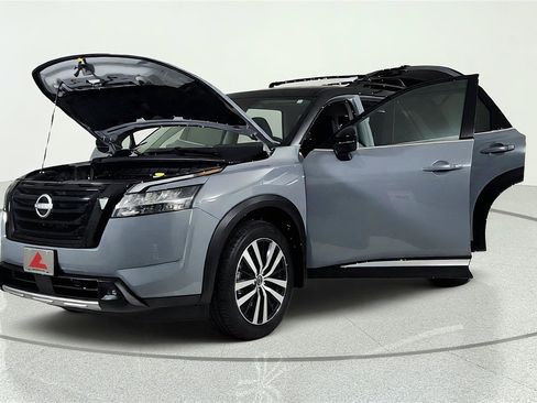 Used 2024 Nissan Pathfinder Platinum w/ Black Appearance Package AWD/4WD image 10
