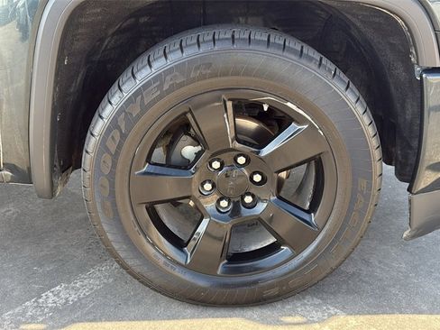 Used 2017 GMC Sierra 1500 SLE w/ SLE Value Package image 35