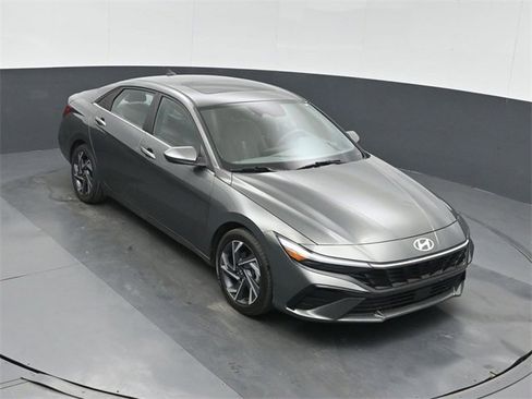 Used 2025 Hyundai Elantra SEL image 37