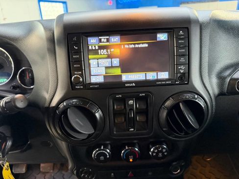 Used 2015 Jeep Wrangler Unlimited Sahara w/ Connectivity Group AWD/4WD image 23