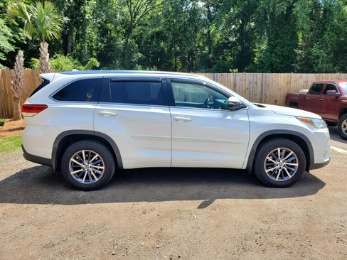 Used 2017 Toyota Highlander XLE AWD/4WD image 5