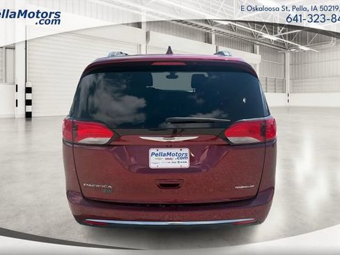 Used 2020 Chrysler Pacifica Touring-L FWD image 4