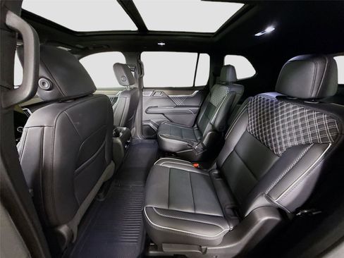 Used 2025 GMC Acadia Denali w/ Super Cruise Package image 19