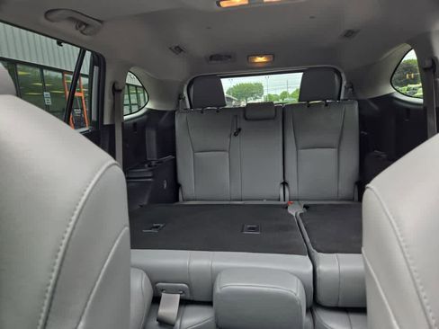Used 2022 Toyota Highlander XLE AWD/4WD image 33