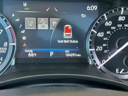 Used 2021 Toyota Highlander XLE AWD/4WD image 30