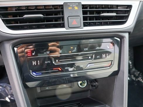 Certified 2025 Volkswagen Taos SE image 25