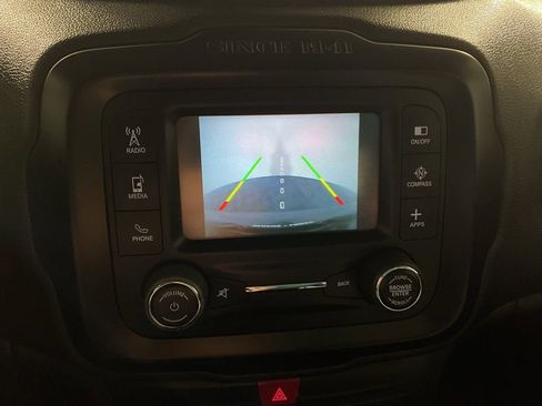 Used 2016 Jeep Renegade Latitude image 2