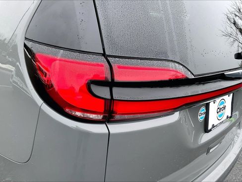 Used 2023 Chrysler Pacifica Touring-L image 24