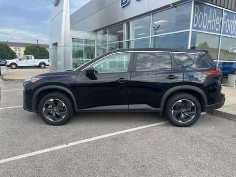 Used 2024 Nissan Rogue SV image 2