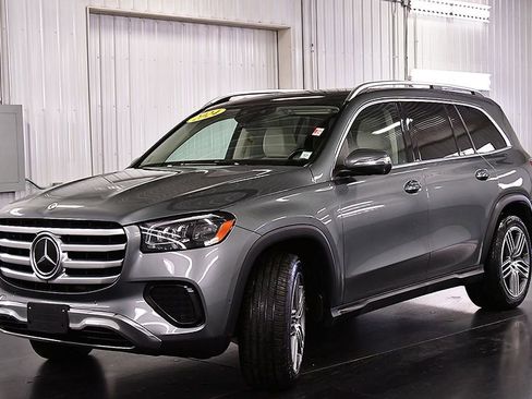 Used 2024 Mercedes-Benz GLS 450 4MATIC image 3