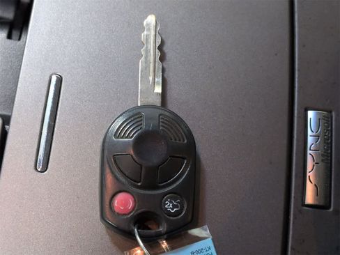 Used 2010 Ford Taurus SEL image 34