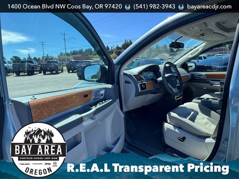 Used 2008 Chrysler Town & Country Limited w/ Flexible Seating Group FWD image 11
