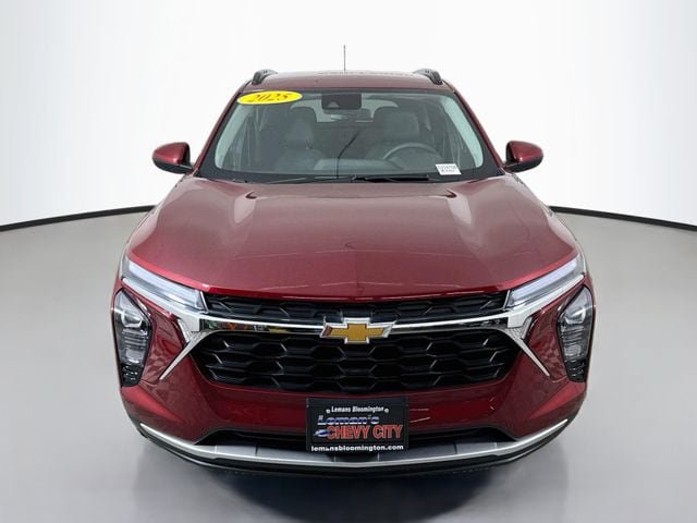 Used 2025 Chevrolet Trax LT w/ LT Convenience Package FWD image 2
