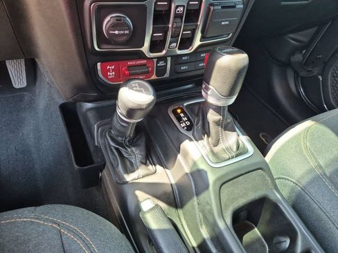 Used 2024 Jeep Gladiator Sport AWD/4WD image 15