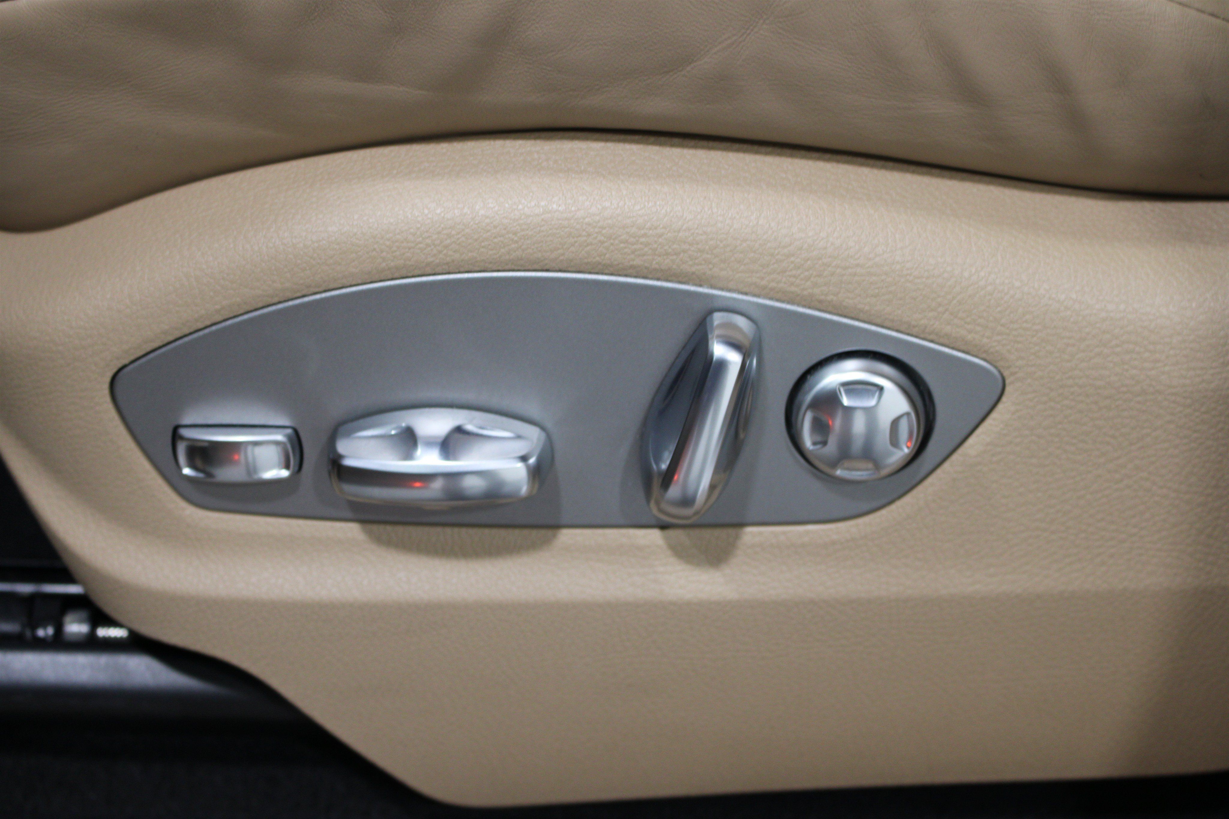 Used 2024 Porsche Macan AWD/4WD image 5