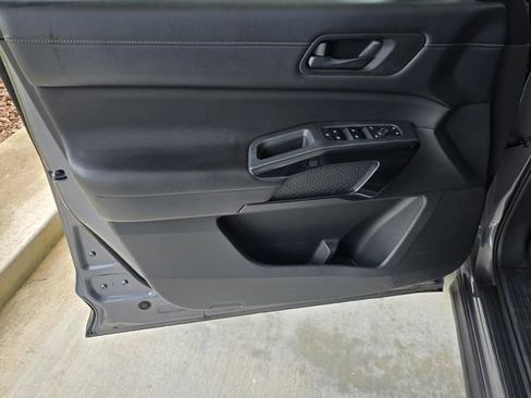 Used 2024 Nissan Pathfinder SV FWD image 33