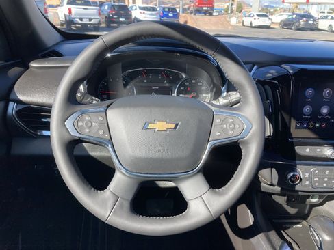 Used 2022 Chevrolet Traverse LT image 17