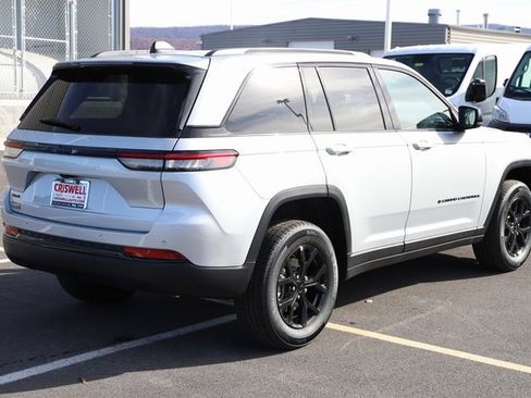 New 2025 Jeep Grand Cherokee Altitude image 5