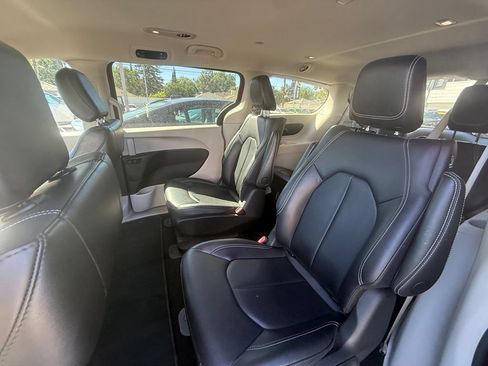 Used 2024 Chrysler Pacifica Limited FWD image 3