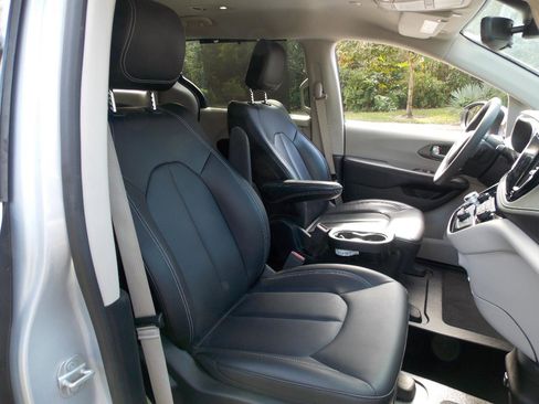 Used 2023 Chrysler Pacifica Touring-L image 17