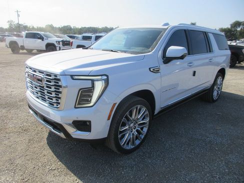 New 2026 GMC Yukon XL Denali w/ Denali Reserve Package AWD/4WD image 9