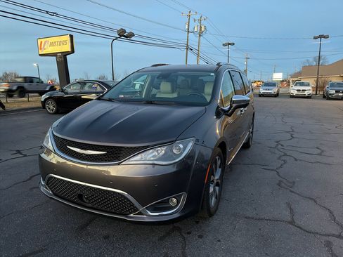 Used 2017 Chrysler Pacifica Limited w/ UConnect Theater Package image 9