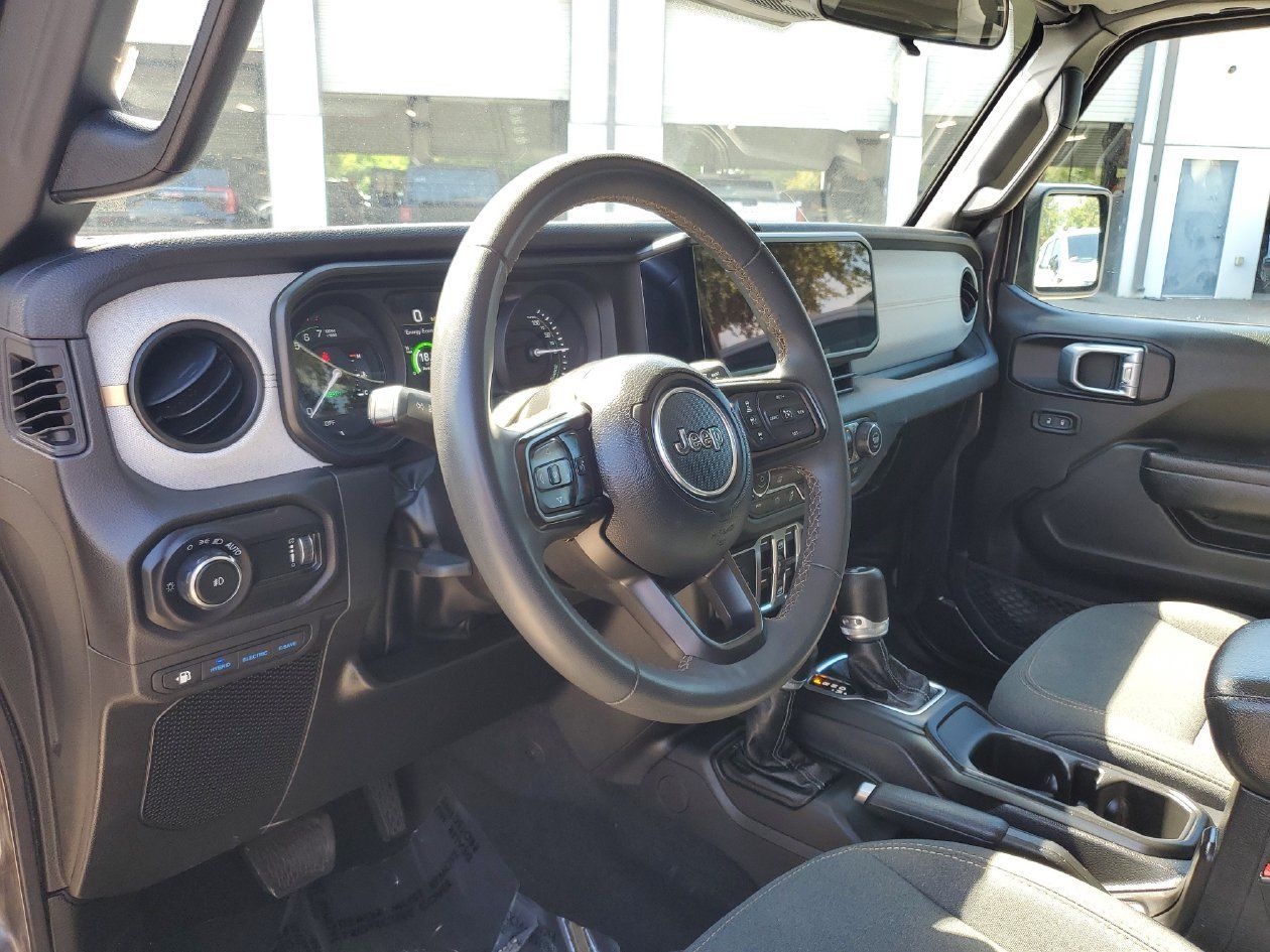 Used 2024 Jeep Wrangler Unlimited AWD/4WD image 19