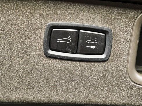 Certified 2022 Porsche Macan AWD/4WD image 31