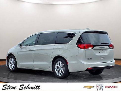 Used 2020 Chrysler Pacifica Touring w/ Tire & Wheel Group FWD image 3