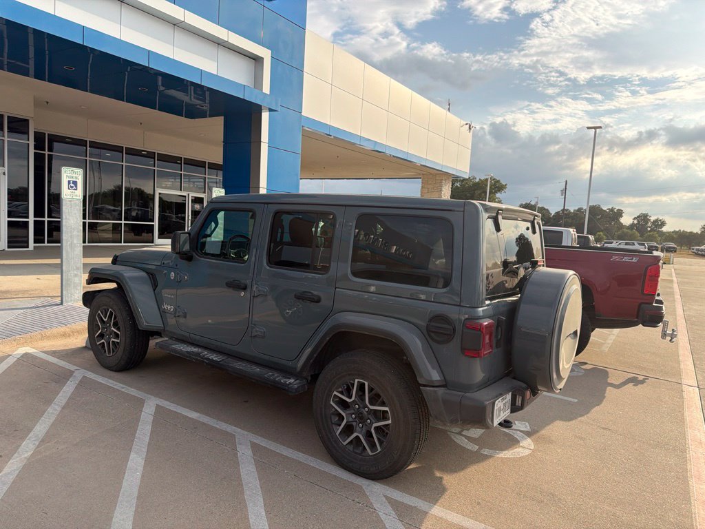 Used 2024 Jeep Wrangler Unlimited Sahara w/ Technology Group AWD/4WD image 3