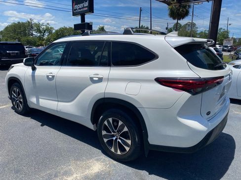 Used 2020 Toyota Highlander XLE FWD image 4