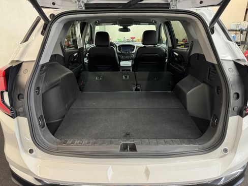 Used 2024 GMC Terrain SLT AWD/4WD image 7