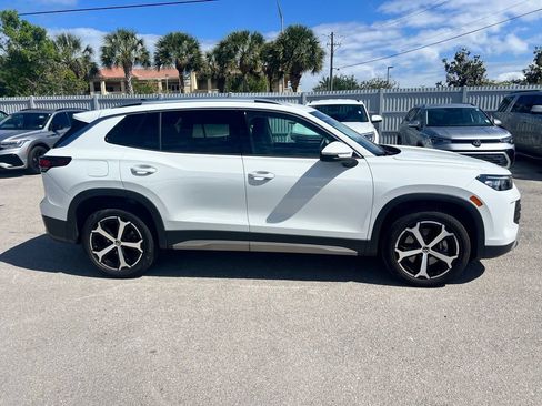 Certified 2025 Volkswagen Tiguan SE image 3