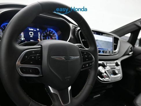 Used 2025 Chrysler Pacifica Select FWD image 10