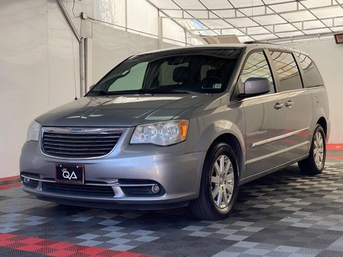 Used 2014 Chrysler Town & Country Touring image 3