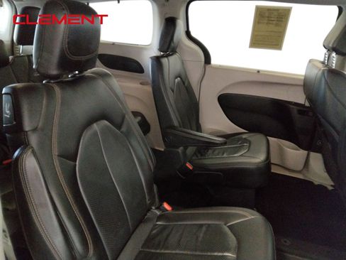 Used 2018 Chrysler Pacifica Touring-L image 43