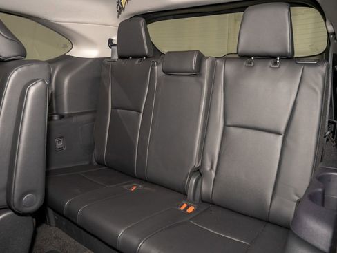 Used 2025 Toyota Highlander XLE image 11