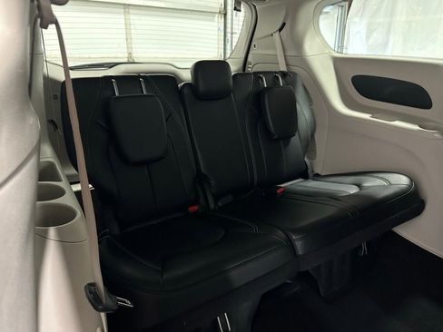 Used 2023 Chrysler Pacifica Touring-L image 54